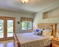 Entire House / Apartment New! Serene South Bend Family Escape; Dogs Welcome (South Bend, USA)