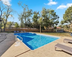 Entire House / Apartment Waterfront 4br Retreat - Pool, Rv Boat, Beach, 20+ (Mobile, USA)