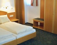 Khách sạn Hotel zum Hirsch (Wertingen, Đức)