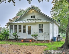 Koko talo/asunto New! Restored 1920's Cottage On 1 Acre W/ Fire Pit (Hayes, Amerikan Yhdysvallat)