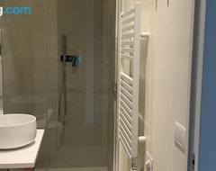 Toàn bộ căn nhà/căn hộ Fully Refurbished Bedroom With Private Bathroom And Balcony 100m From Santambrogio (Milan, Ý)