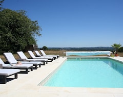 Koko talo/asunto Beautifully Appointed Farmhouse Sleeps 8 With Pool And Far Reaching Views (Bussière-Galant, Ranska)
