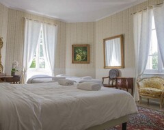 Nhà trọ Chateau De Fremont - Twelve Bedroom Castle, Sleeps 54 (Saint-Martin-de-Commune, Pháp)