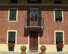 Toàn bộ căn nhà/căn hộ Beautiful Restored Character Farmhouse In Medieval Hilltop Village In Piedmont (Fontanile, Ý)