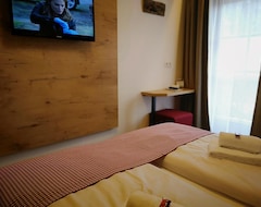 Hotelli Standard Double Room, Shower, Toilet, Non Smoking - Hotel Aschauer Hof (Kirchberg, Itävalta)