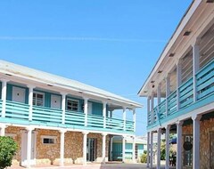 Hotel Two Turtles Inn (George Town, Bahamas)