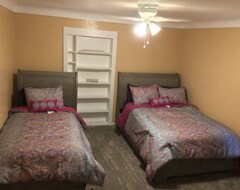 Toàn bộ căn nhà/căn hộ Feel Right At Home. Charming 4 Bedroom Home (Blissfield, Hoa Kỳ)