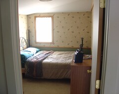 Entire House / Apartment Lakefront Living: Sandy Beach Cottage - Sleeps 8 (Hale, USA)