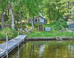 Koko talo/asunto New! White Lake Home W/patio, Fire Pit, Boat Dock (Weyauwega, Amerikan Yhdysvallat)