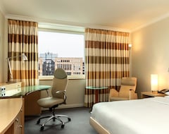 Khách sạn Hilton Dusseldorf (Dusseldorf, Đức)