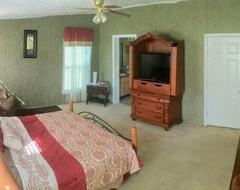 Entire House / Apartment Sleeps 8 in 4 Queen Beds, on former farmland, near Gatlin Beach (New Bern, USA)