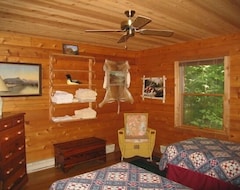 Hele huset/lejligheden Secluded Adirondack Lakefront Retreat- Running Deer Lodge (Schroon Lake, USA)