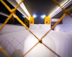 Cube Family Boutique Capsule Hotel At Chinatown (Singapore, Singapore)