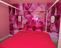 Toàn bộ căn nhà/căn hộ Welcome To Boss Barbie’s Dreamhouse! Everything Is Pink. (Chicago, Hoa Kỳ)