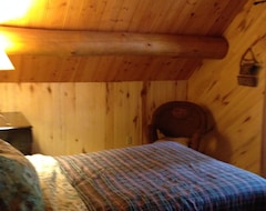 Entire House / Apartment Aerie Eagles Nest Lodge, Five Bedroom, Two Kitchen, Full Log Home (Butternut, USA)