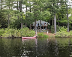 Toàn bộ căn nhà/căn hộ Cottage On Motorboat-free Lake. Swim, Fish, Canoe In The Pioneer Valleyn (Williamsburg, Hoa Kỳ)