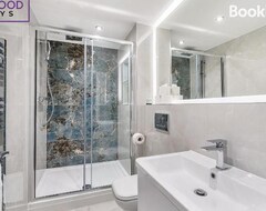 Cijela kuća/apartman Huge 5 Bed 3 Bath House For Contractors & Families, X2 Free Parking, Wifi & Netflix By Firoz Property Management (Farnborough, Ujedinjeno Kraljevstvo)