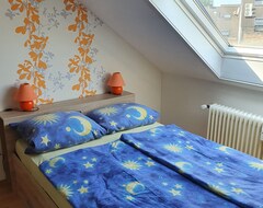 Koko talo/asunto Private Accommodation In A 2 Br. Dachgeschosswohnung. For 2 Max. 3 Pers (Leverkusen, Saksa)