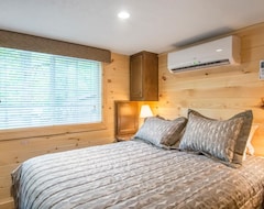 Lomakeskus Williamsburg Camping Resort One Bedroom Cabin 6 (Williamsburg, Amerikan Yhdysvallat)