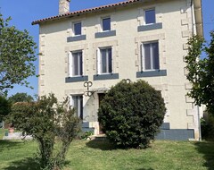 Cijela kuća/apartman Newly Reburbished 4 Bedroom Town House In La Vienne. (Saint-Romain-en-Charroux, Francuska)