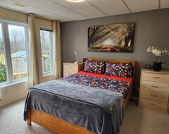 Hele huset/lejligheden Bright, Spacious And Walkout Basement Unit With Pretty Floral View. (Kingston, Canada)