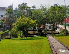 Koko talo/asunto Villa Nesya / Dinesky (Cibinong, Indonesia)
