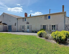 Cijela kuća/apartman Large Cottage In The Countryside For 18 People (Marans, Francuska)
