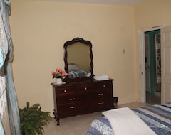 Entire House / Apartment New! Suburban Apartment With Comfortable Queen-size Beds (Spanish Town, Jamaica)