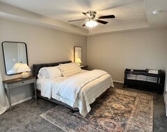 Koko talo/asunto Luxury New Build Villa Sleeps 7 (Lincoln, Amerikan Yhdysvallat)