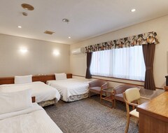 Khách sạn Crown Hotel Okinawa (Naha, Nhật Bản)