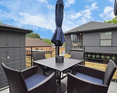 Entire House / Apartment Charcoal 26+ · Sleeps 26+ | Spa | Gated W/ Parking (South Houston, USA)