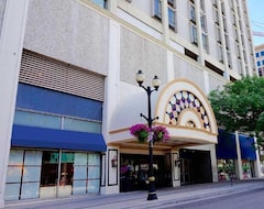 Khách sạn Hamilton Plaza Hotel and Conference Center (Hamilton, Canada)