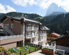 Hotel Touring Dolomites - Val Gardena (Santa Cristina Gherdëina, Italy)