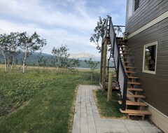 Entire House / Apartment Glacier Quarry - New, 2 Story Home Overlooking The Many Glacier Valley (Babb, USA)