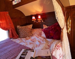 Toàn bộ căn nhà/căn hộ Romantic Gypsy Wagon With A Great View From Your Hottub In Beautiful Nature. (La Chabanne, Pháp)