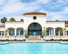 The Waterfront Beach Resort, A Hilton Hotel (Huntington Beach, USA)