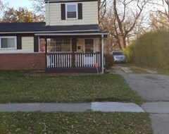 Entire House / Apartment Cozy 6 Bedroom Home With Gameroom And Fire Pit. (East Detroit, USA)