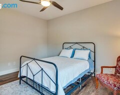 Koko talo/asunto Fayetteville Vacation Rental With Deck And Shared Pool (Fayetteville, Amerikan Yhdysvallat)
