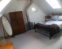 Hotel A Spacious Yet Cosy Eco Converted Dairy Barn, Situated Within A Vineyard (Whitland, Storbritannien)