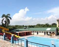 فندق Eon Centennial Resort  & Waterpark (مدينة ايلويلو, الفلبين)