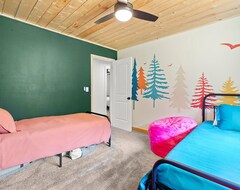 Entire House / Apartment Mid-century 4-bd Cabin With Game Room & Hot Tub Near Rainier Goldfinch Pines (Morton, USA)