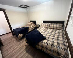 Hele huset/lejligheden The Highmark Cabin - Three Bedroom House, Sleeps 10 (Alberta, Canada)