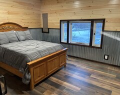 Toàn bộ căn nhà/căn hộ New Remodel >1 mile from Schroon Lake 20 minutes from Lake George! (Chestertown, Hoa Kỳ)