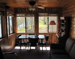 Toàn bộ căn nhà/căn hộ Pleasant Adirondack Lakefront Camp Awaiting Your Arrival (Châteauguay, Canada)