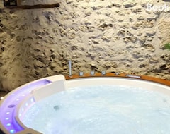 Hotel LOVE Suites & SPA "Le Chai" avec lit rond (Royan, Frankrig)