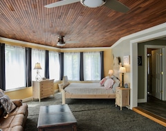 Toàn bộ căn nhà/căn hộ The Waterfall Suite Studio Apartment With Kitchen And Hot Tub! (La Grange, Hoa Kỳ)