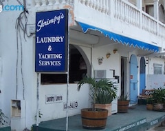 Otel Shrimpys Hostel , Laundry And Yacht Support (Marigot, Antilles Française)