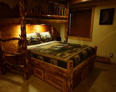 Entire House / Apartment Rustic Log Off-grid Solar & Wind Powered Bed And Breakfast & Event Center (Fairview, USA)