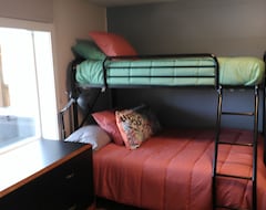 Entire House / Apartment Warm And Inviting, Newly Redone, Come And Have Fun (Walkerville, USA)