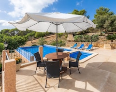 Toàn bộ căn nhà/căn hộ Beautiful Holiday Home “son Llodra” With Mountain View, Pool, Terrace & Wifi; Parking Available (El Viso de San Juan, Tây Ban Nha)